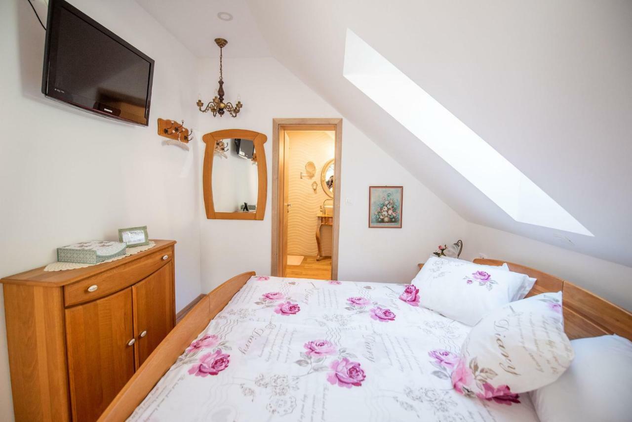 Apartmaji Urska 洛什科 外观 照片